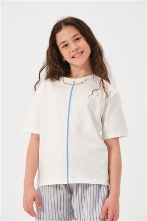 Young Girl'S Chain Necklace With Printed Detailed T-Shirt